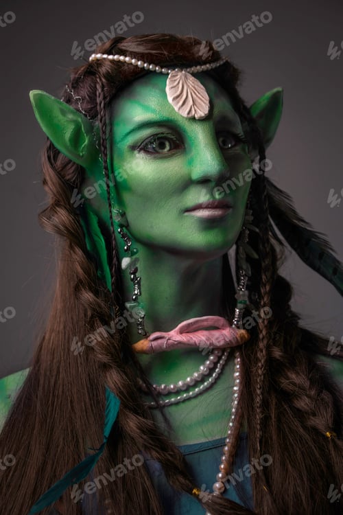 Preview: Mystical enchantress elf with green skin against grey background