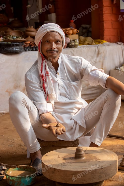 Preview: Potter at work makes ceramic dishes. India, Rajasthan.