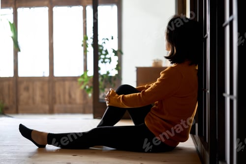 Preview: A woman looking out with a dark feeling