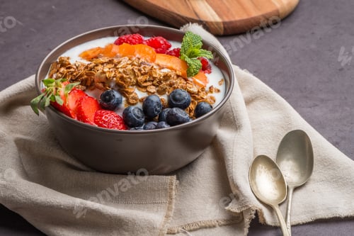 Preview: Yogurt with baked granola and berries