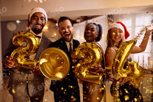 Visualização: Pessoas alegres segurando balões enquanto comemoram o Ano Novo de 2024 e olham para a câmera.