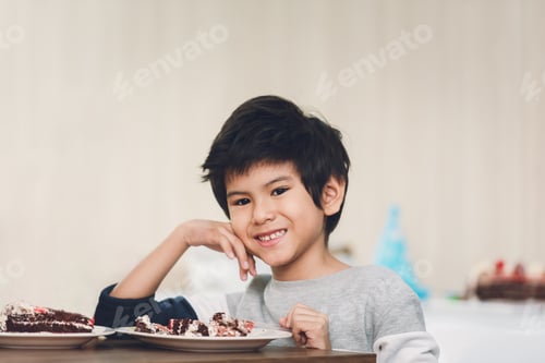 Visualização: Crianças asiáticas felizes comemorando festa de aniversário com amigos na escola.