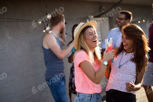 Visualização: Grupo de jovens se divertindo em uma festa de verão, ao pôr do sol