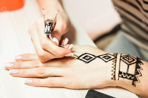 Preview: Drawing process of henna menhdi ornament on woman's hand