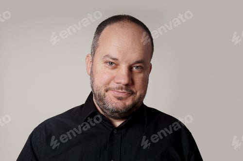 Preview: middle aged man in his forties with beard and friendly expression