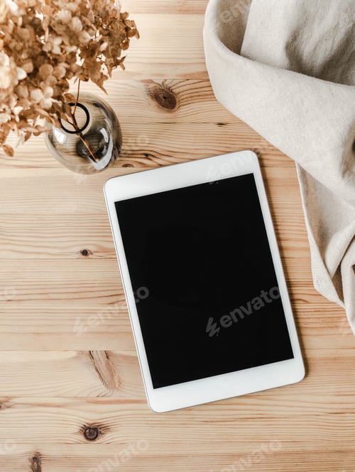 Preview: Empty black screen tablet mock up and brown dried flowers in vase