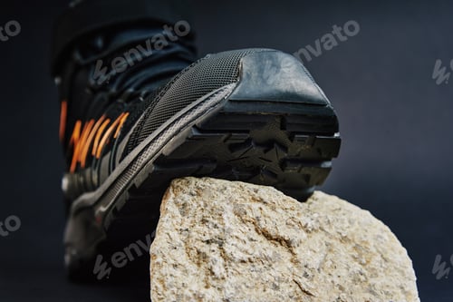 Preview: Hiking Shoe on Stone with Water Droplets