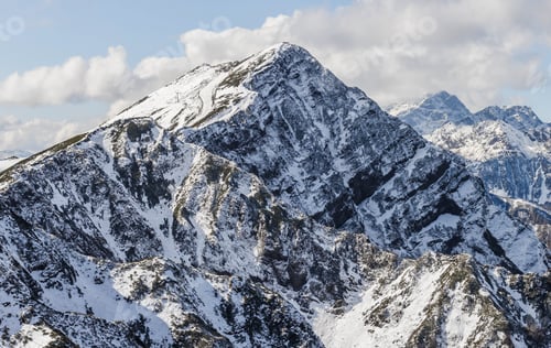 Vista previa: Snow-covered mountain top