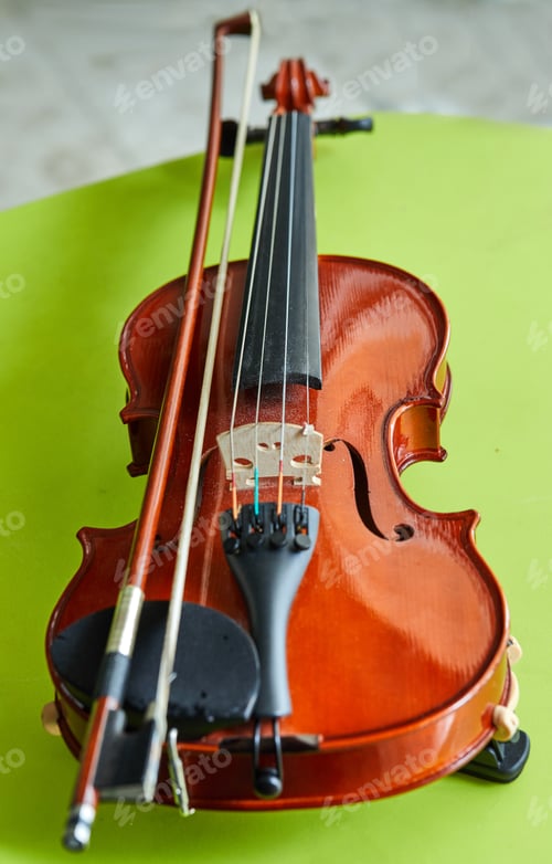 Preview: Violin on a green background, close-up