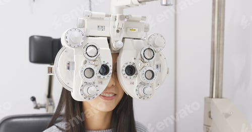 Preview: Woman doing eye test