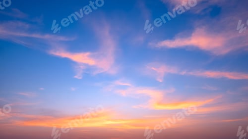 Vorschau: Abenddämmerungshimmel mit gelben und orangefarbenen Wolken am Horizont, blauer Sonnenuntergangshimmel, Hintergrund nach Sonnenuntergang