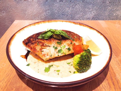 Preview: Delicious Fish Dish with Vegetables and Lemon