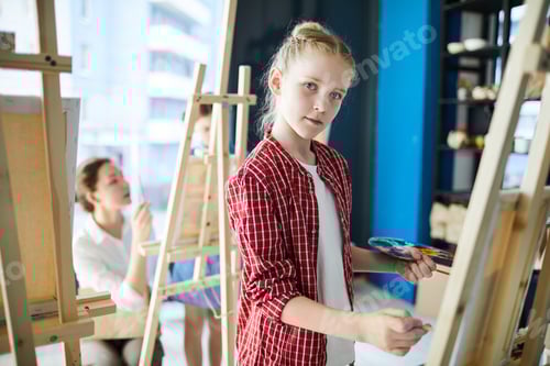 Preview: Girl painting