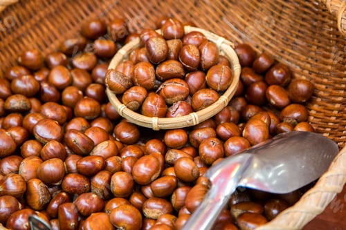 Preview: Roasted chestnuts in the basket