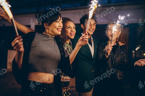 Visualização: Amigos comemorando a véspera de ano novo com fogos de artifício