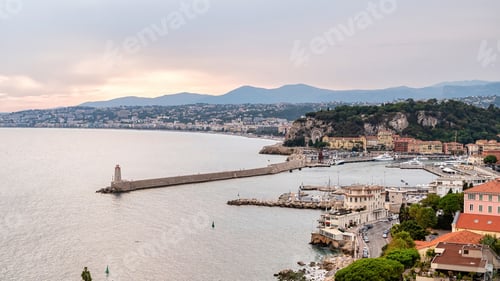Vorschau: Blick auf den Seehafen von Nizza bei Sonnenuntergang, Frankreich