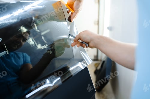 Preview: Male wrapper holds sunscreen film, car tinting