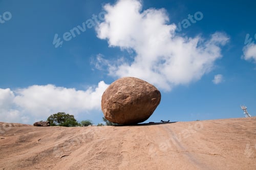 Preview: Krishnas butterball, Balancing giant natural rock stone, Mahabalipuram, Tamil Nadu, India