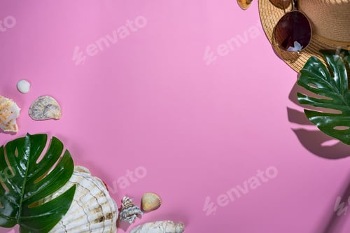 Visualização: conchas do mar em fundo violeta pastel com chapéu de palha - fundo de férias de verão.