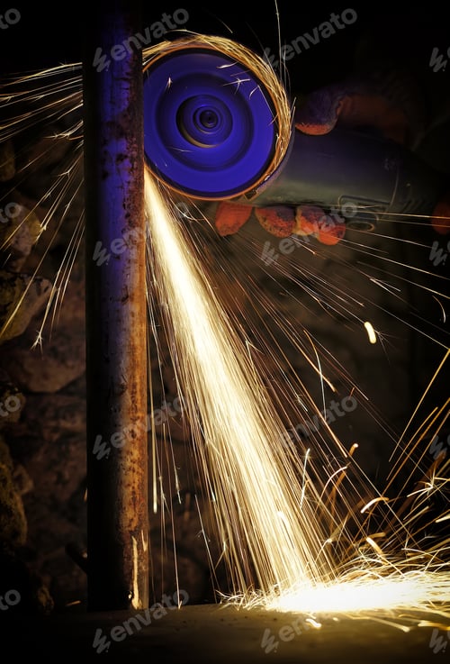 Preview: Worker cutting metal with grinder