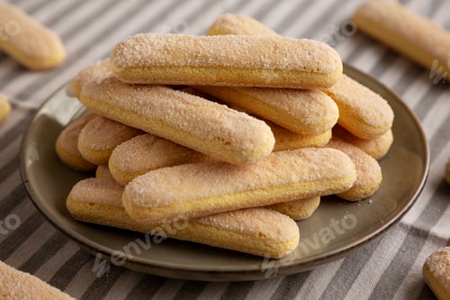 Preview: Savoiardi biscuits on a plate, side view.