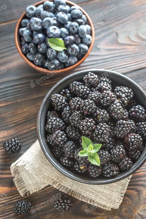 Preview: Bowl of fresh blackberries