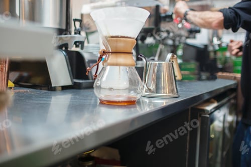 Preview: Cropped shot of male barista preparing coffee in cafe