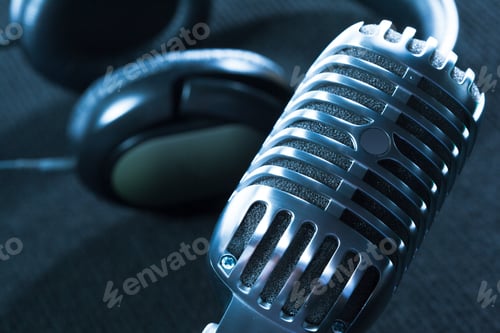Preview: Retro microphone and headphones