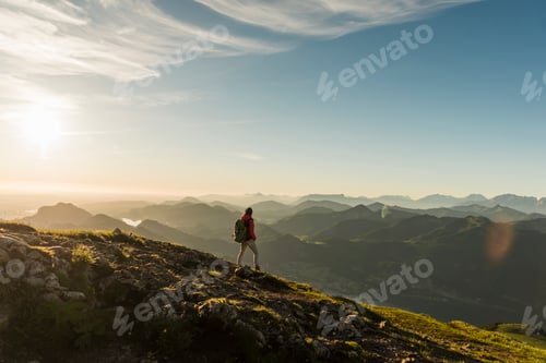 Visualização: Áustria, Salzkammergut, caminhante andando sozinho nas montanhas