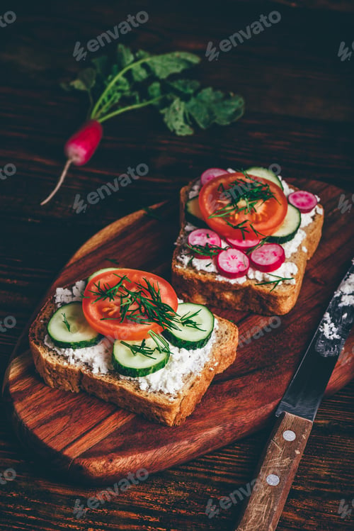 Preview: Vegetarian sandwiches with fresh vegetables