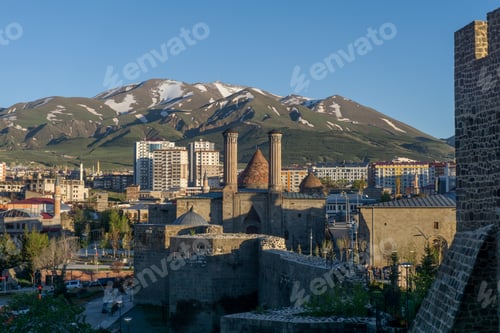 Preview: View of the mountain from the city