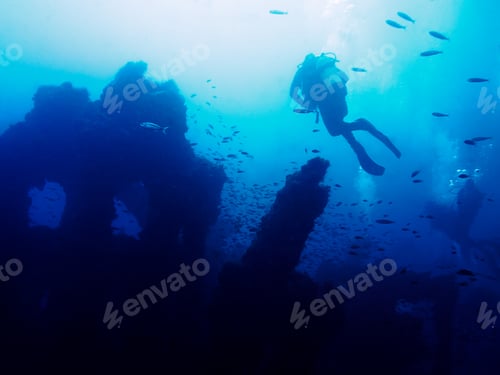 Preview: people diving on the remains of a wrecked ship
