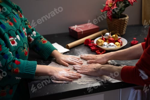 Preview: Mother and daughter baking Christmas treats together, family traditions, Christmas Eve baking