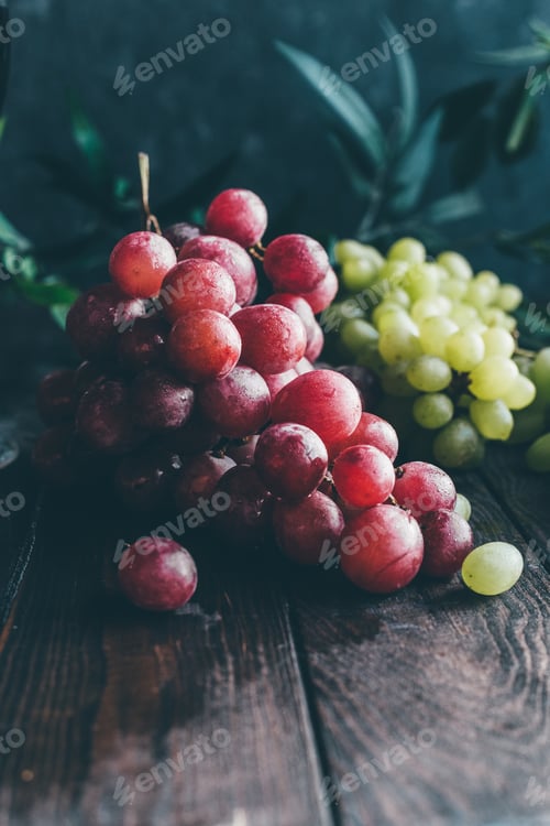 Preview: Red and green grapes and wine in a glass