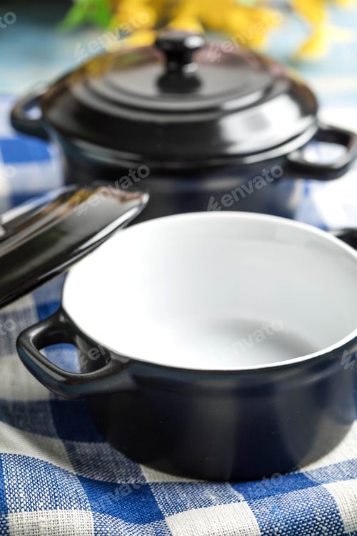 Preview: Mini black empty casserole.