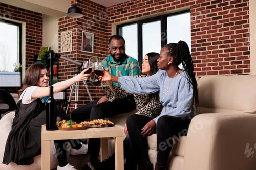 Visualização: Grupo multiétnico de amigos alegres tilintando taças de vinho