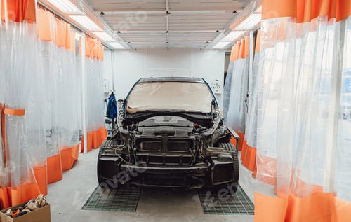 Preview: Painting of vehicles in a room with a filter and good light. Spray paint cabinet in a car repair