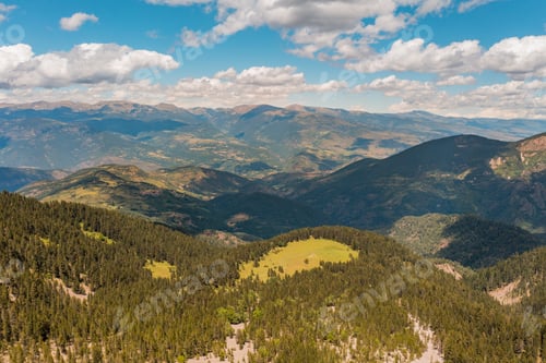 Vorschau: Luftaufnahme von Prat de Cadí, Route von Estana in den Pyrenäen, Cerdanya, Katalonien