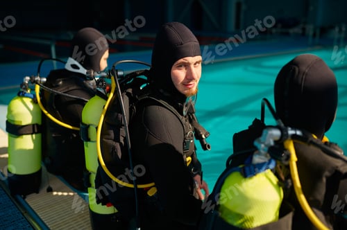 Preview: Divemaster and two divers preparing for the dive