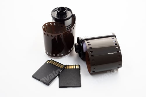 Preview: Film rolls and digital memory cards on a white background.