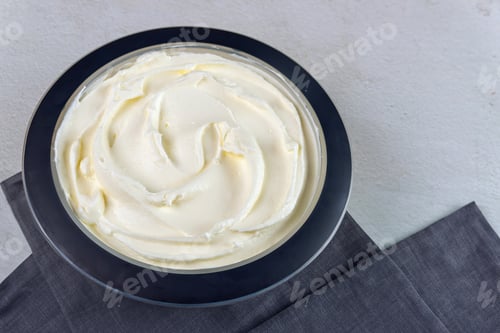 Preview: Vanilla whipped cream in bowl with blue fabric napkins.