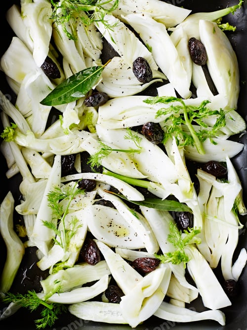 Preview: Roasted fennel with olives and herbs in a pan.