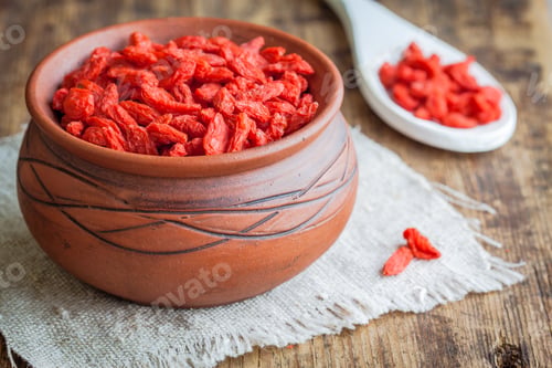 Preview: goji berries in a clay bowl