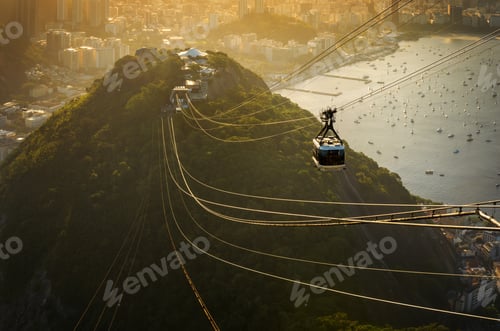 Preview: Cable car descending from the Sugarloaf Mountain in Rio de Janeiro.