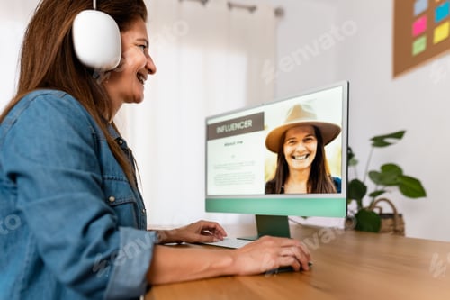 Visualização: Feliz mulher influenciadora trabalhando no computador de seu estúdio em casa - trabalho inteligente e conceito de tecnologia