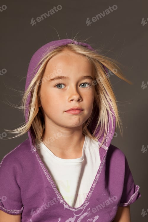 Preview: Girl standing in studio