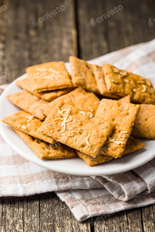 Preview: Salted crispy crackers.