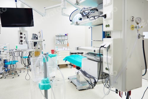 Preview: Empty operating room with medical technology