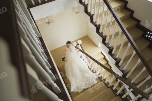 Preview: The bride goes down the stairs to the street