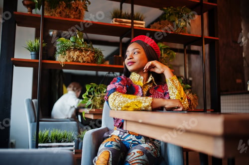 Preview: Beret woman